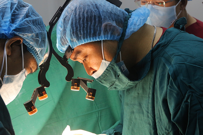 Bác sĩ thẩm mỹ thu nhỏ đầu vú đẹp an toàn tại TP.HCM - Bác sĩ Hiếu Liêm